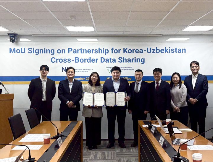 [서울=뉴시스] 한국지능정보사회진흥원(NIA)이 우즈베키스탄 디지털정부프로젝트관리청(DGPMC)과 신뢰 기반 데이터 협력 강화를 위한 업무협약(MOU)을 체결했다. 사진은 협약 체결 후 기념 촬영하는 모습. (사진=NIA 제공) 2025.12.18. photo@newisis.com *재판매 및 DB 금지