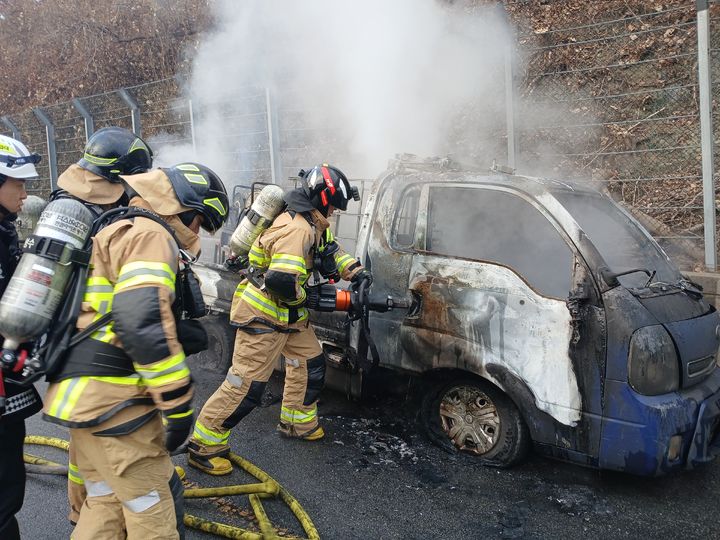 [칠곡=뉴시스] 봉고 트럭 불. (사진=경북소방본부 제공) 2025.12.18 photo@newsis.com *재판매 및 DB 금지