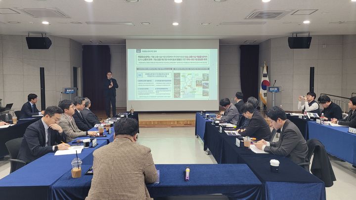 [아산=뉴시스] 최영민 기자=아산시가 지난 17일 천안아산역 광역복합환승센터 활성화 방안 전문가 토론회를 개최했다. 2025.12.18 ymchoi@newsis.com *재판매 및 DB 금지