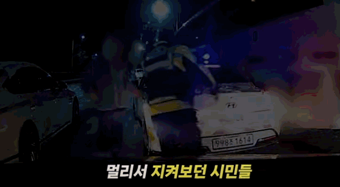 [뉴시스] 15일 대한민국 경찰청 영상에는 지난 4일, 경기 남양주에서 임산부가 빙판길 차량에 고립됐다는 신고를 받고 출동한 현장이 담겼다. (사진=경찰청 유튜브 갈무리)&nbsp; *재판매 및 DB 금지