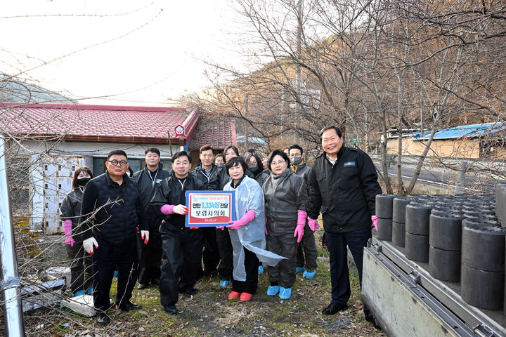 [보령=뉴시스] 사랑의 연탄나눔 봉사활동을 한보령시의회 의원들과 직원들 기념촬영. (사진=보령시의회 제공) 2025.12.18. photo@newsis.com *재판매 및 DB 금지
