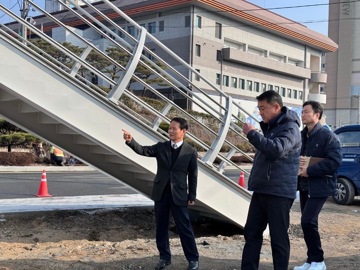 [합천=뉴시스] 합천군시설관리공단, 합천다목적체육관·육교 안전점검 (사진=합천시설관리공단 제공) 2025. 12. 18. photo@newsis.com *재판매 및 DB 금지