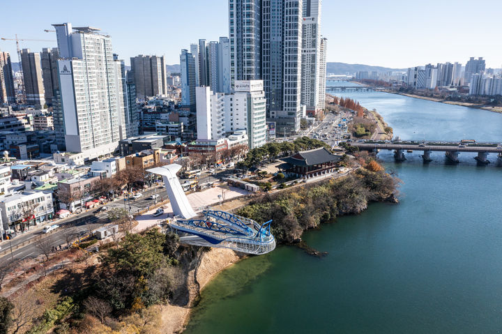 [울산=뉴시스] 울산시는 태화강에 새로운 상징물이 될 ‘태화루(용금소) 스카이워크'가 준공됐다고 18일 밝혔다. (사진= 울산시 제공) 2025.12.18.photo@newsis.com *재판매 및 DB 금지