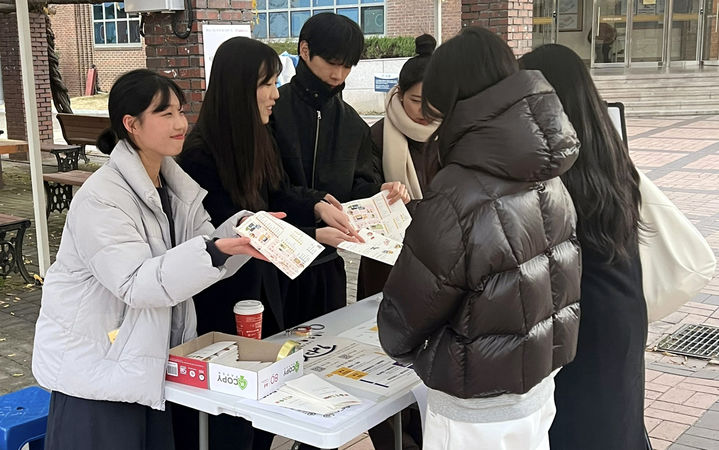 [광주=뉴시스] 전남대 경영학부 '잇다잉' 프로젝트에 참여한 학생들이 지역 상권 활성화 프로젝트를 진행하고 있다. (사진=전남대 제공) 2025.12.18. photo@newsis.com *재판매 및 DB 금지
