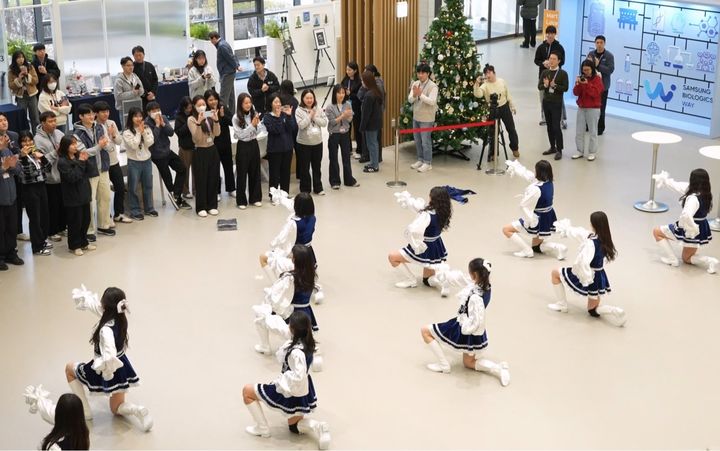 [서울=뉴시스] 삼성바이오로직스 응원 동호회 '바이오서포터즈'가 사내 복지공간 하모니스퀘어에서 공연을 선보이고 있다. (사진=삼성바이오로직스 제공) 2025.12.18. photo@newsis.com *재판매 및 DB 금지