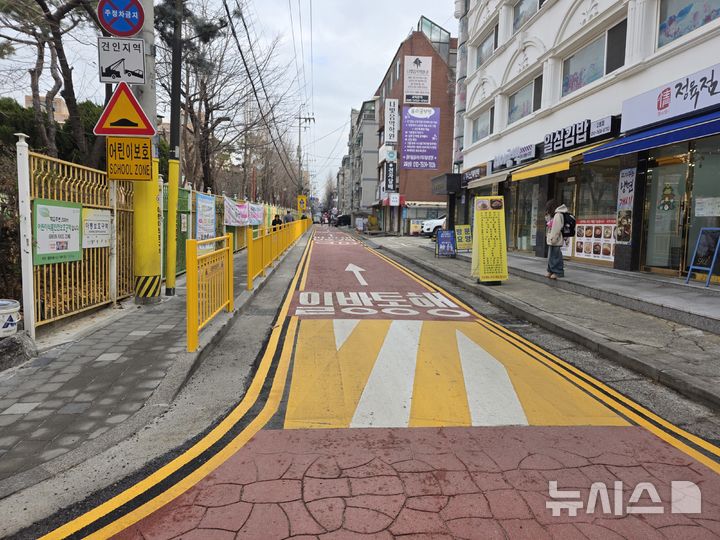 [부천=뉴시스] 정일형 기자 = 고강초등학교 앞 청정 안심길 조성 공사 완료 모습. (사진=부천시 제공)