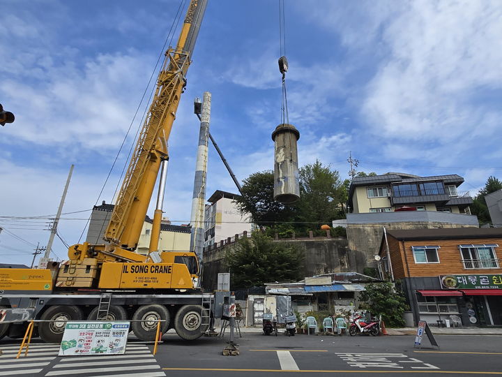 [진주=뉴시스]진주시, 목욕탕 노후 굴뚝정비.(사진=진주시 제공).2025.12.18.photo@newsis.com *재판매 및 DB 금지
