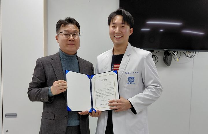 [산청=뉴시스] 산청군 박건률 공중보건의 학교 감사장 받아 (사진=산청군 제공) 2025. 12. 18. photo@newsis.com *재판매 및 DB 금지