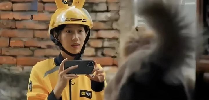 [서울=뉴시스] 중국 국영방송 CCTV는 배달업을 미화하는 단편 영화를 제작해 비판을 받고 있다. 사진은 해당 영화의 한 장면 (사진출처: SCMP 캡처)2025.12.18