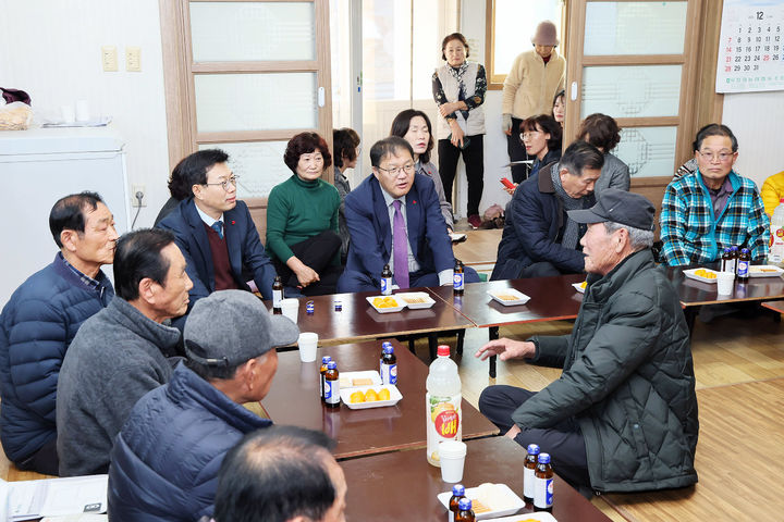 [창원=뉴시스] 강경국 기자 = 장금용 경남 창원시장 권한대행이 17일 의창구 북면 동전경로당을 방문해 어르신들을 대상으로 한파 대비 생활 안전 수칙을 안내하고 있다. (사진=창원시청 제공). 2025.12.17. photo@newsis.com *재판매 및 DB 금지