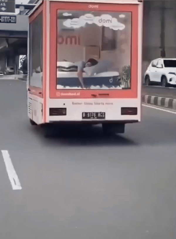 [뉴시스] 인도네시아 매트리스 업체 '도미 베드(Domi Bed)'가 지난 3월 11~16일 진행한 캠페인으로, 투명 차량 안에 침대와 매트리스를 설치해 남성이 잠드는 모습을 연출했다. (사진 = 엑스 갈무리) 2025.12.18. *재판매 및 DB 금지