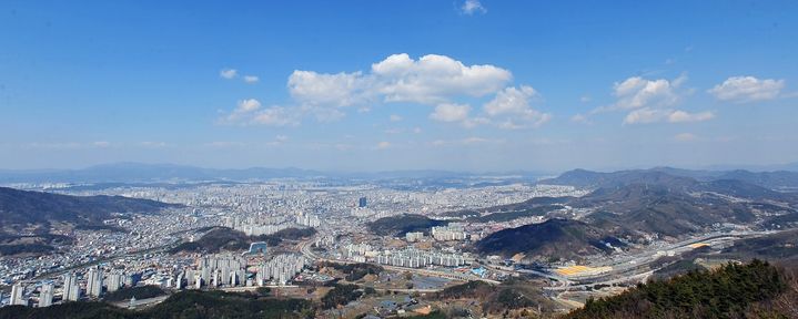 [대전=뉴시스]대전시의 기후대응숲 조성 사업이 도심의 쾌적한 공기를 지키는 파수꾼 역할을 하고 있다. 2025. 12. 18 photo@newsis.com *재판매 및 DB 금지
