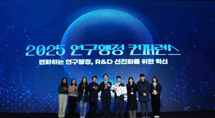 [울산=뉴시스] 구미현 기자 = UNIST 연구처 관계자들이 '2025 연구행정 컨퍼런스'에서 과기부 장관상을 받고 기념촬영을 하고 있다. (사진=UNIST 제공) 2025.12.18. photo@newsis.com *재판매 및 DB 금지