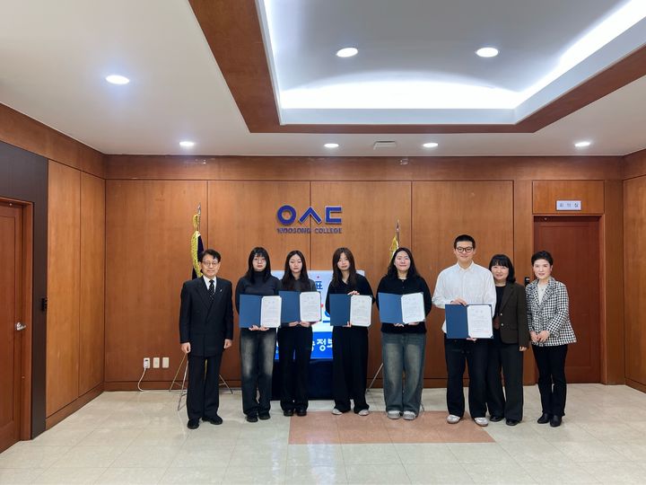 [보령=뉴시스] 우송정보대 '2학기 AI 튜터 활용수기' 공모전 기념촬영. (사진=우송정보대 제공) 2025.12.18. photo@newsis.com *재판매 및 DB 금지