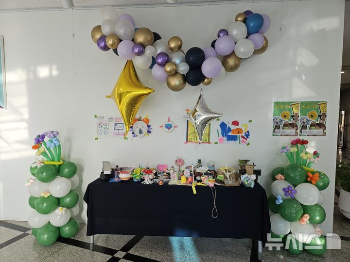 [시흥=뉴시스] 시흥시 능곡도서관, '내 작품 어때' 모습 (사진=시흥시 제공) 2025.12.18.photo@newsis.com 