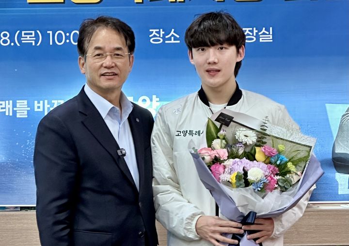 [서울=뉴시스]고양시청에 입단한 쇼트트랙 대표팀 임종언. (사진=700크리에이터스 제공)