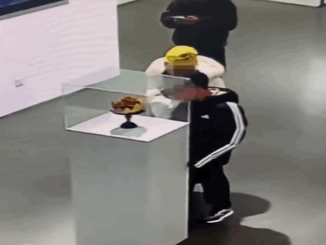 중국 베이징에서 열린 무료 전시회에서 한 어린아이가 전시된 수공예 금 혼례관을 실수로 떨어뜨려 훼손하는 일이 발생해 책임과 보상을 둘러싼 논란이 온라인에서 확산되고 있다.(사진=장카이이가 올린 CCYV 영상 캡처) *재판매 및 DB 금지