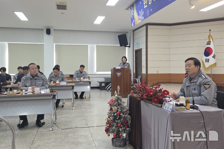 [인천=뉴시스] 한창훈 인천경찰청장(맨 오른쪽)이 18일 인천 계양경찰서에서 열린 현장 소통 간담회에서 직원들의 의견을 청취하고 있다. (사진=인천경찰청 제공) 2025.12.18. photo@newsis.com