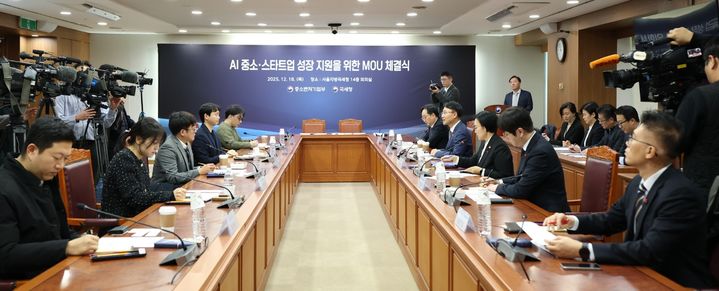 중소벤처기업부와 국세청이 18일 서울 종로구 서울지방국세청에서 AI 중소·스타트업 대표들과 간담회를 하고 있다.(사진 : 국세청 제공) 2025.12.18. *재판매 및 DB 금지