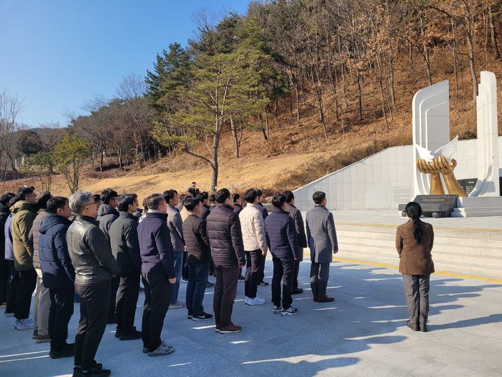 [의령=뉴시스]의령4·26추모공원, 총경급 교육생 67명 헌화·묵념. (사진=의령군 제공) 2025.12.18.photo@newsis.com *재판매 및 DB 금지