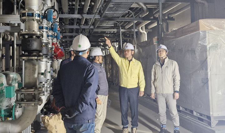 [부산=뉴시스] 권혁재(오른쪽서 두번째) 조달청 시설사업국장이 18일 부산촬영소 건립공사 현장을 찾아 중대재해에 취약한 고위험 작업 특별점검을 하고 있다.(사진=조달청 제공) *재판매 및 DB 금지