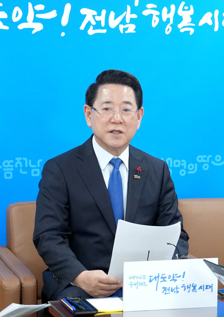 [무안=뉴시스] 김영록 전남지사가 18일 도청 기자실에서 광주 군 공항 추진 절차와 무안 국가산단 지정 등에 대해 설명하고 있다. (사진 = 전남도 제공). 2025.12.18. photo@newsis.com *재판매 및 DB 금지