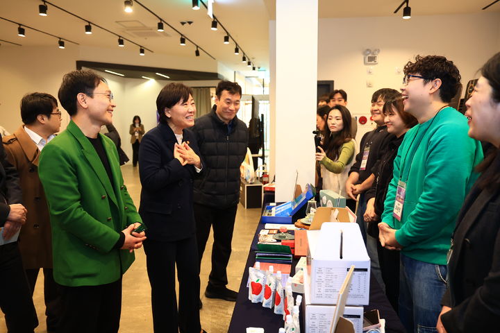 [세종=뉴시스] 농림축산식품부는 18일 서울 중구 커뮤니티하우스 마실에서 '농촌창업 네트워크 간담회 및 투자 쇼케이스'을 개최했다고 밝혔다. (사진=농식품부 제공) 2025.12.18. photo@newsis.com *재판매 및 DB 금지