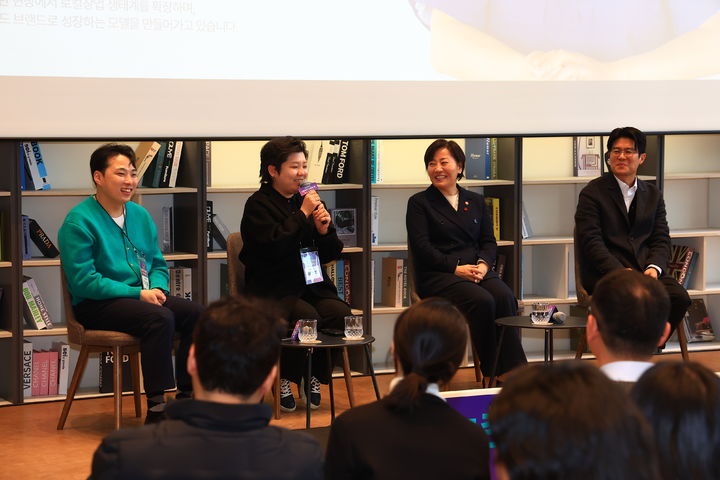 [세종=뉴시스] 농림축산식품부는 18일 서울 중구 커뮤니티하우스 마실에서 '농촌창업 네트워크 간담회 및 투자 쇼케이스'을 개최했다고 밝혔다. (사진=농식품부 제공) 2025.12.18. photo@newsis.com *재판매 및 DB 금지