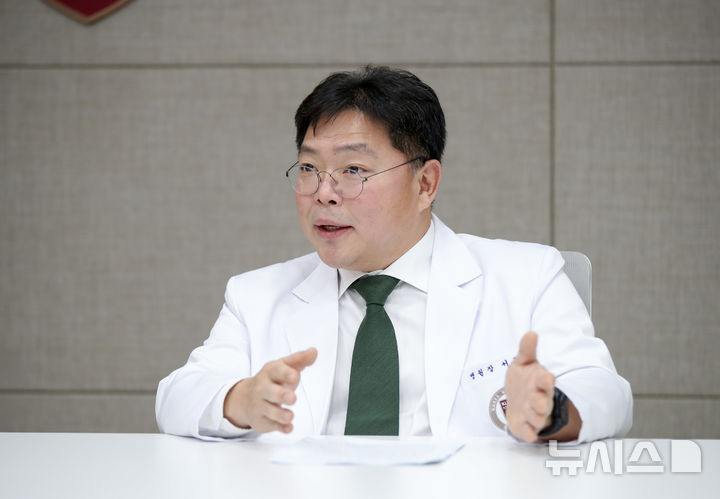 [서울=뉴시스] 서동훈 고려대학교 안산병원 병원장이 지난 16일 뉴시스와 인터뷰하고 있다. (사진= 고려대학교 안산병원 제공)