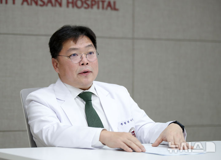 [서울=뉴시스] 서동훈 고려대학교 안산병원 병원장이 지난 16일 뉴시스와 인터뷰하고 있다. (사진= 고려대학교 안산병원 제공) 