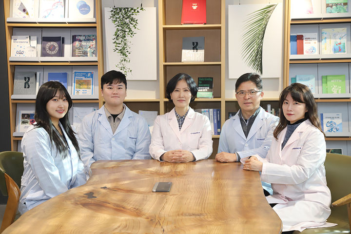 [대전=뉴시스] 암 같은 난치성 질환을 효과적으로 공략할 수 있는 차세대 면역세포 'drNK(직접 전환 NK 세포)'를 개발한 생명공학연구원 조이숙 박사팀.(사진=생명공학연구원 제공) *재판매 및 DB 금지