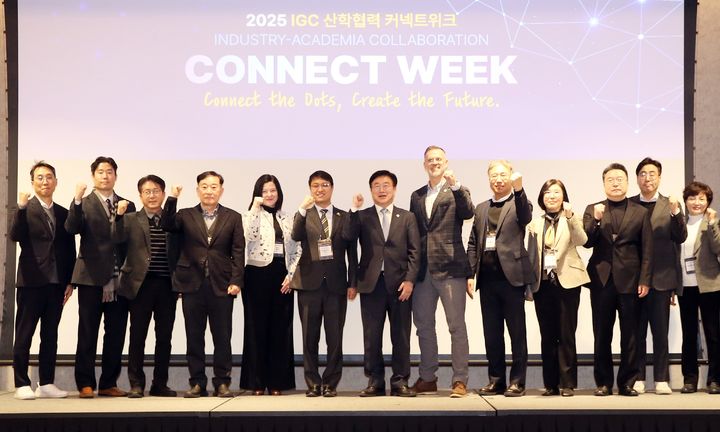 [인천=뉴시스] 18일 인천 영종국제도시 인스파이어 엔터테인먼트 리조트 호텔에서 열린 'IGC 산학협력 커넥트 위크'에서 참석자들이 기념사진을 촬영하고 있다. (사진=인천경제청 제공) 2025.12.18. photo@newsis.com *재판매 및 DB 금지