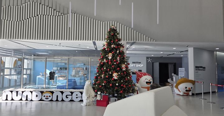 [평창=뉴시스] 올림픽플라자에 대형 크리스마스 트리 모습. (사진=평창군 제공) 2025.12.18. photo@newsis.com *재판매 및 DB 금지