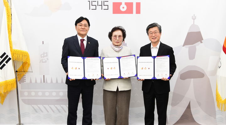 [인천=뉴시스] 지난 17일 서울 중구청에서 열린 강화섬쌀 공급 업무협약식에서 박용철(맨 왼쪽부터) 강화군수와 소화지 대한노인회 중구지회장, 김길성 서울 중구청장이 기념사진을 촬영하고 있다. (사진=강화군 제공) 2025.12.18. photo@newsis.com *재판매 및 DB 금지