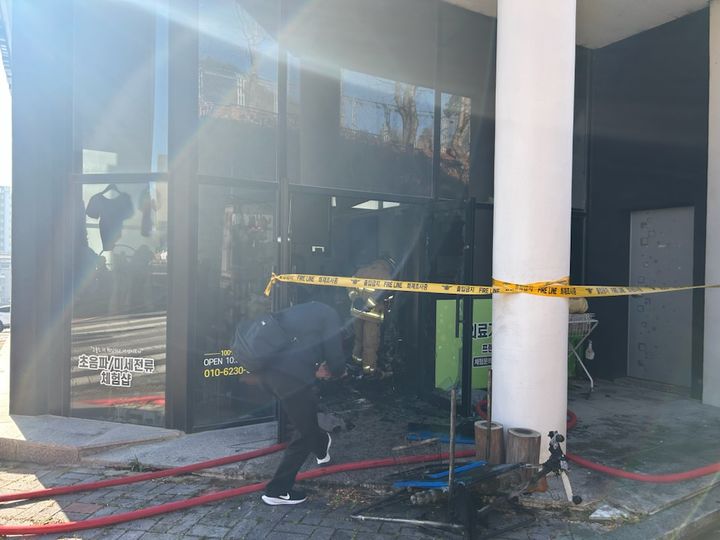 [광주=뉴시스] 18일 오전 10시22분께 광주 남구 임암동 3층 규모 상가 1층에서 불이 나 소방 당국이 진화에 나서고 있다. (사진 = 남구 제공) 2025.12.18. photo@newis.com *재판매 및 DB 금지