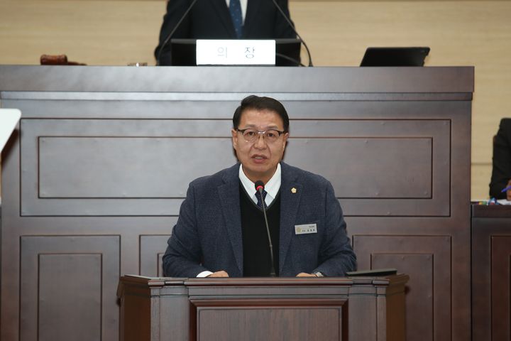 [익산=뉴시스] 건의안 대표 발의하는 장경호 익산시의원. (사진=익산시 제공) 2025.12.18. photo@newsis.com&nbsp; *재판매 및 DB 금지