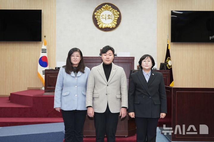 [안성=뉴시스] 안성시의회 더불어민주당 소속 의원 모습 (사진 왼쪽부터 황윤희·최승혁·이관실의원) (사진=안성시의회 제공) 2025.12.18.photo@newsis.com 