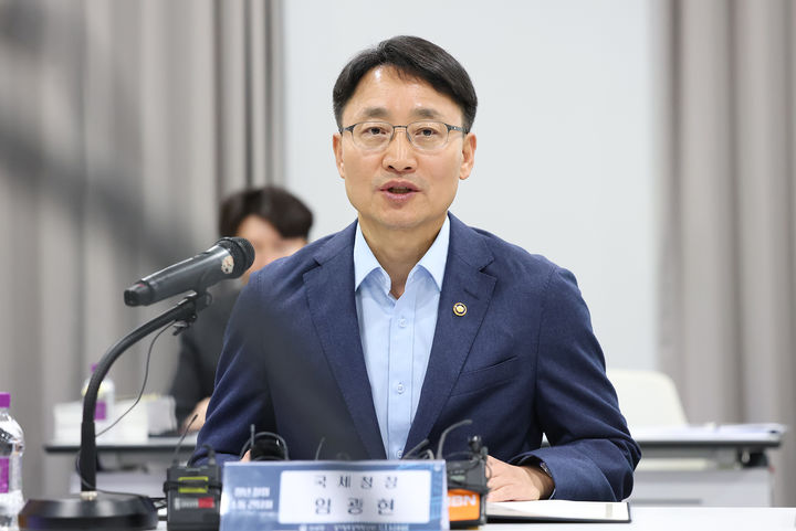 임광현 국세장이 17일 판교 제2테크노밸리 소재 판교창업존에서 청년 창업 기업 대표들과 간담회를 하고 있다.(사진 : 국세청 제공) 2025.12.18. *재판매 및 DB 금지