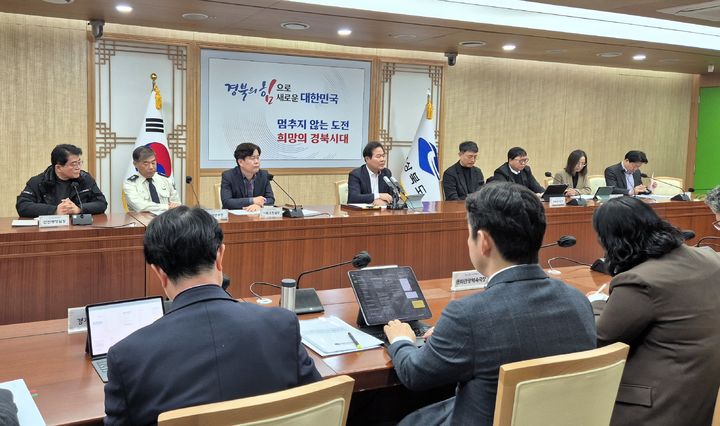 [안동=뉴시스] 18일 경북도청 원융실에서 열리고 있는 청년정책 신규 시책 발굴 회의. (사진=경북도 제공) 2025.12.18. photo@newsis.com *재판매 및 DB 금지