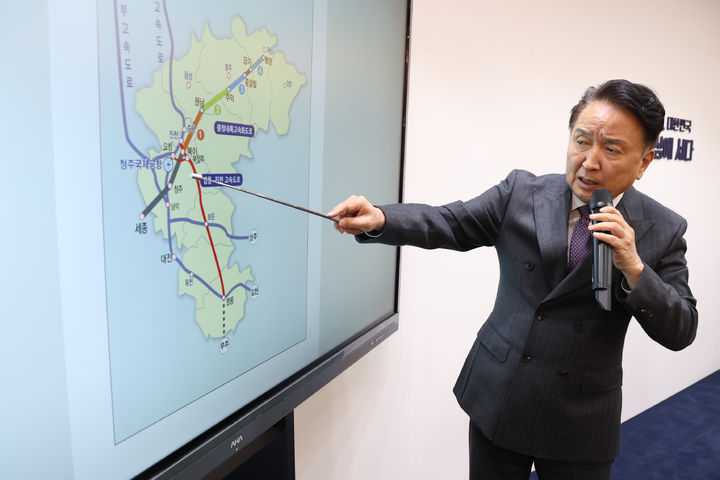 [청주=뉴시스] 김영환 충북지사가 18일 충북도청에서 브리핑을 열어 도내 핵심 교통 인프라 사업 추진 상황을 설명하고 있다. (사진=충북도 제공) 2025.12.18. photo@newsis.com *재판매 및 DB 금지