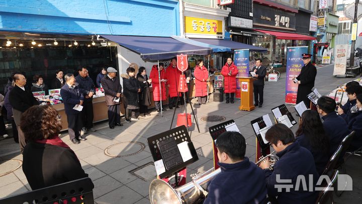 [안성=뉴시스] 안성시 구세군 자선냄비 시종식 모습. (사진=안성시 제공) 2025.12.18. photo@newsis.com 