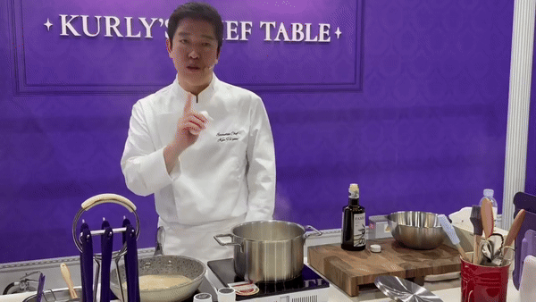 [서울=뉴시스] 컬리푸드페스타 2025 셰프 테이블에서 직접 시연에 나선 김호윤 셰프. (사진=뉴시스) *재판매 및 DB 금지