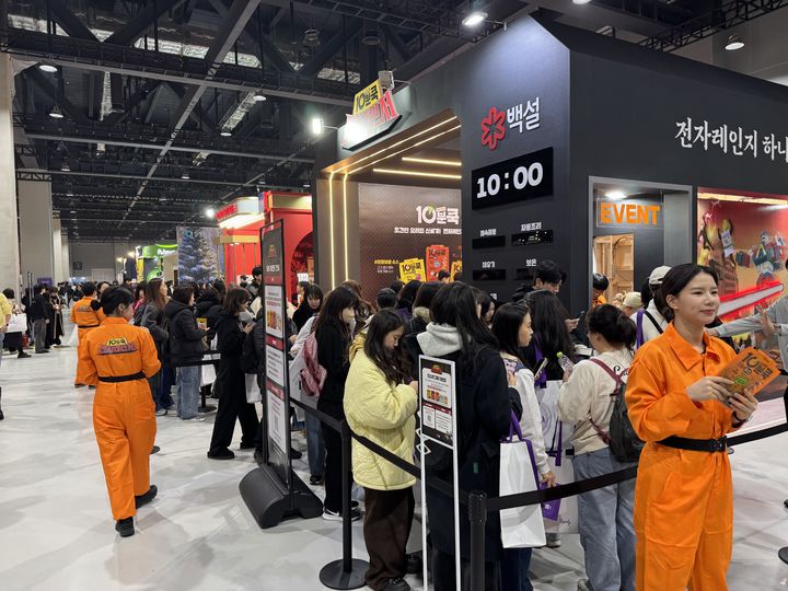 [서울=뉴시스] 컬리푸드페스타 2025 내 부스에서 체험을 위해 기다리는 관람객들의 모습. (사진=뉴시스) *재판매 및 DB 금지