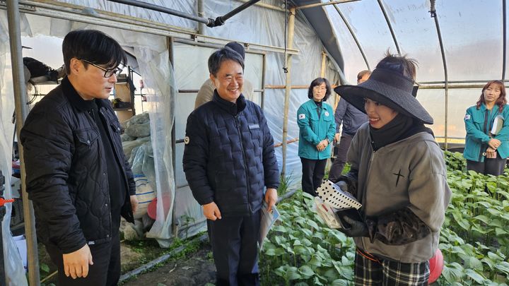[양산=뉴시스] 권구형 고용노동부 양산지청장이 밀양시 부북면 덕곡리의 한 외국인노동자 고용 농가를 방문해 한파 대비 긴급현장 점검을 하고 있다. (사진=양산지청 제공) 2025.12.18. photo@newsis.com *재판매 및 DB 금지