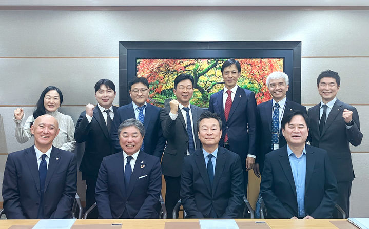 [서울=뉴시스] 에크락겔 발매 기념 워크숍 단체 사진 (앞줄 왼쪽에서 두 번째부터) 히로유키 호리우치 카켄제약 사장, 유준하 동화약품 대표 (사진=동화약품 제공) 2025.12.18. photo@newsis.com *재판매 및 DB 금지