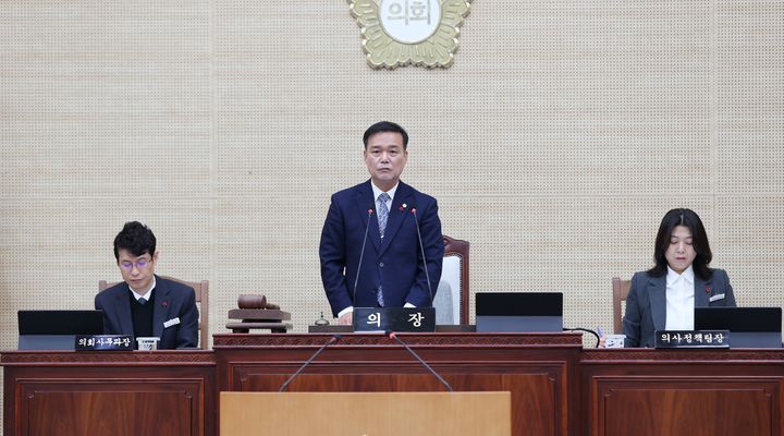 [고창=뉴시스] 18일 열린 고창군의회 의 제320회 제2차 정례회 제9차 본회의, 조민규 의장이 회의를 진행하고 있다. *재판매 및 DB 금지