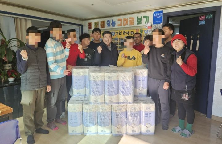 [대전=뉴시스]대전자치경찰위원회 기획팀장 박은규 경정이 11년째 장애인 보호센터를 찾아 생필품 등을 전달해 화제다. 2025. 12. 18 photo@newsis.com *재판매 및 DB 금지