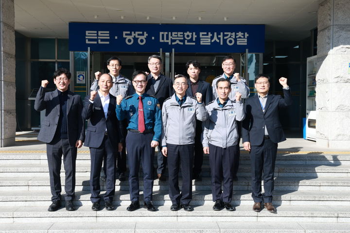 [대구=뉴시스] 대구 달서경찰서는 18일 김병우 대구경찰청장이 치안 현장을 방문해 중요 범인 검거에 대한 포상·격려, 직원들의 다양한 의견을 듣는 시간을 가졌다. (사진=대구 달서경찰서 제공) 2025.12.18. photo@newsis.com *재판매 및 DB 금지