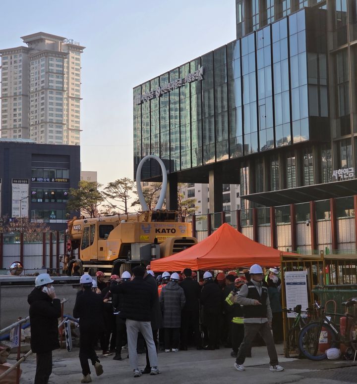 [서울=뉴시스] 이지영 기자= 18일 오후 1시22분께 서울 여의도역 신안산선 공사 현장에서 철근이 무너지는 사고가 발생했다. 2025.12.18 *재판매 및 DB 금지