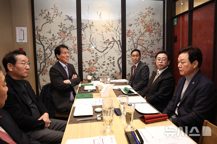[서울=뉴시스]18일 서울 여의도 한 음식점에서 열린 대한민국시도지사협의회 제18대 임원단 간담회에 부회장 자격으로 참석한 박완수(맨 오른쪽) 경남도지사가 시도지사협의회의 실질적 기능 강화 필요성을 강조하고 있다.(사진=경남도 제공) 2025.12.18. photo@newsis.com